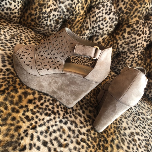 TAN NUBUCK PLATFORM WEDGES~ - Picture 4 of 5